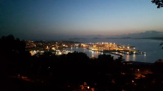 Blick auf den Hafen und die Insel Cíes Blick auf den Hafen und die Insel Cíes
