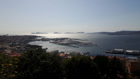 Blick auf den Hafen und die Insel Cíes Blick auf den Hafen und die Insel Cíes